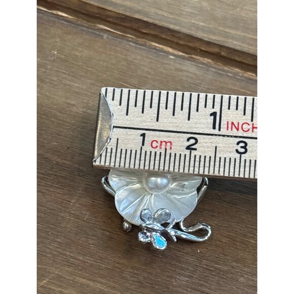 Mother Of Pearl Flower pendant With Silver Accents - Picture 4 of 8
